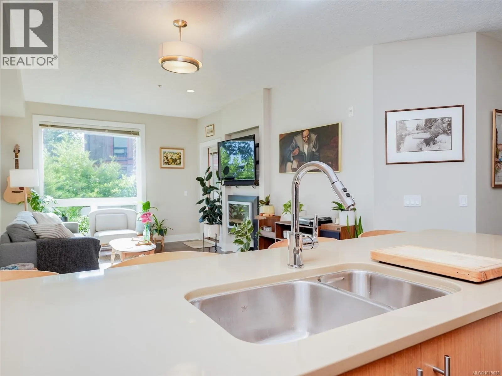 207 4529 West Saanich Rd