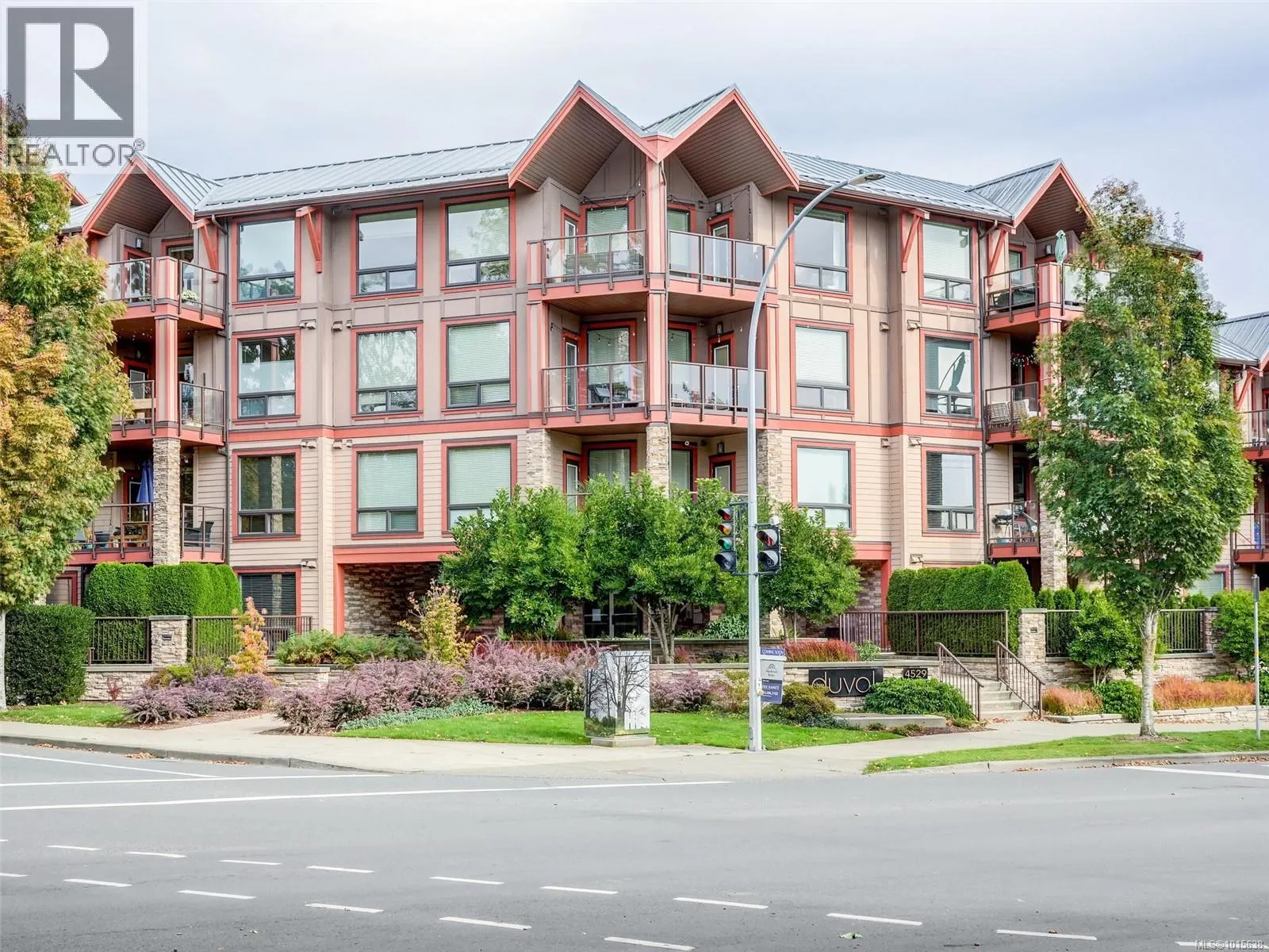 207 4529 West Saanich Rd