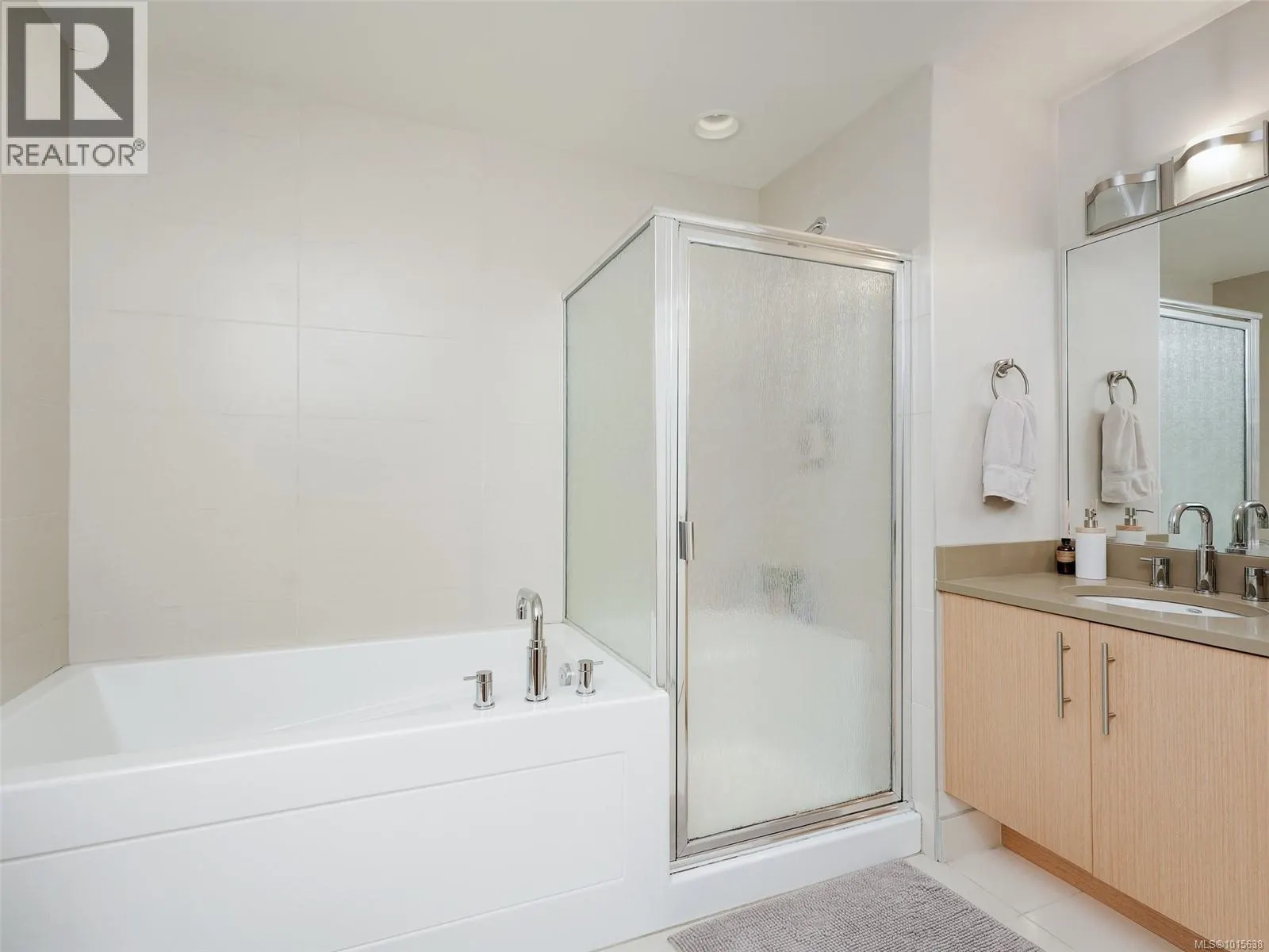 207 4529 West Saanich Rd