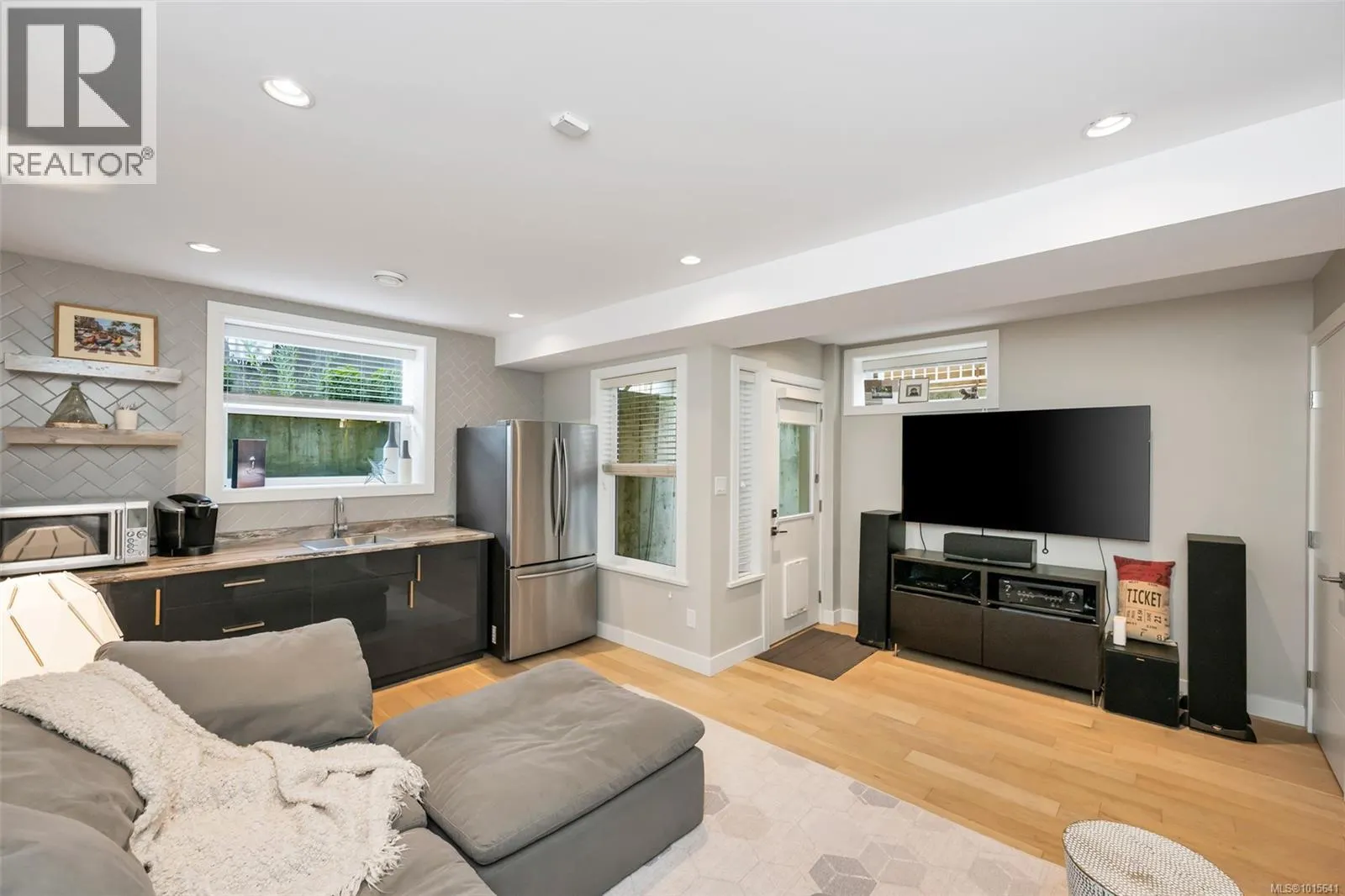 1040 Colville Rd