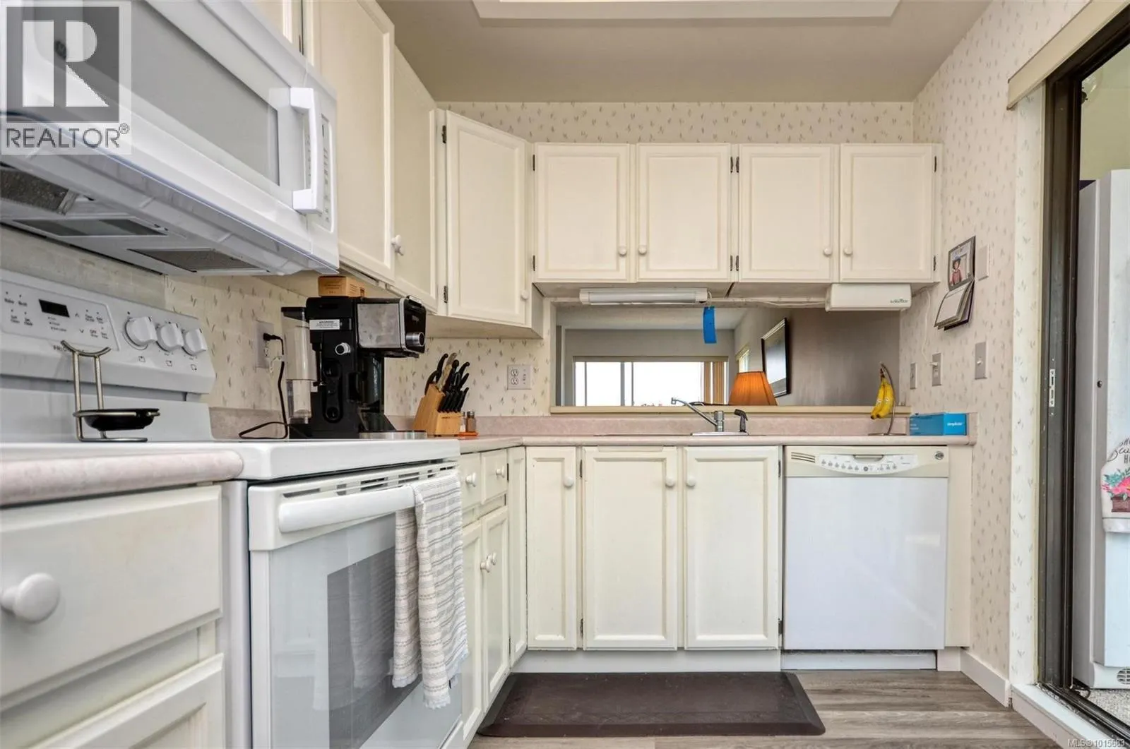 408 3260 Quadra St