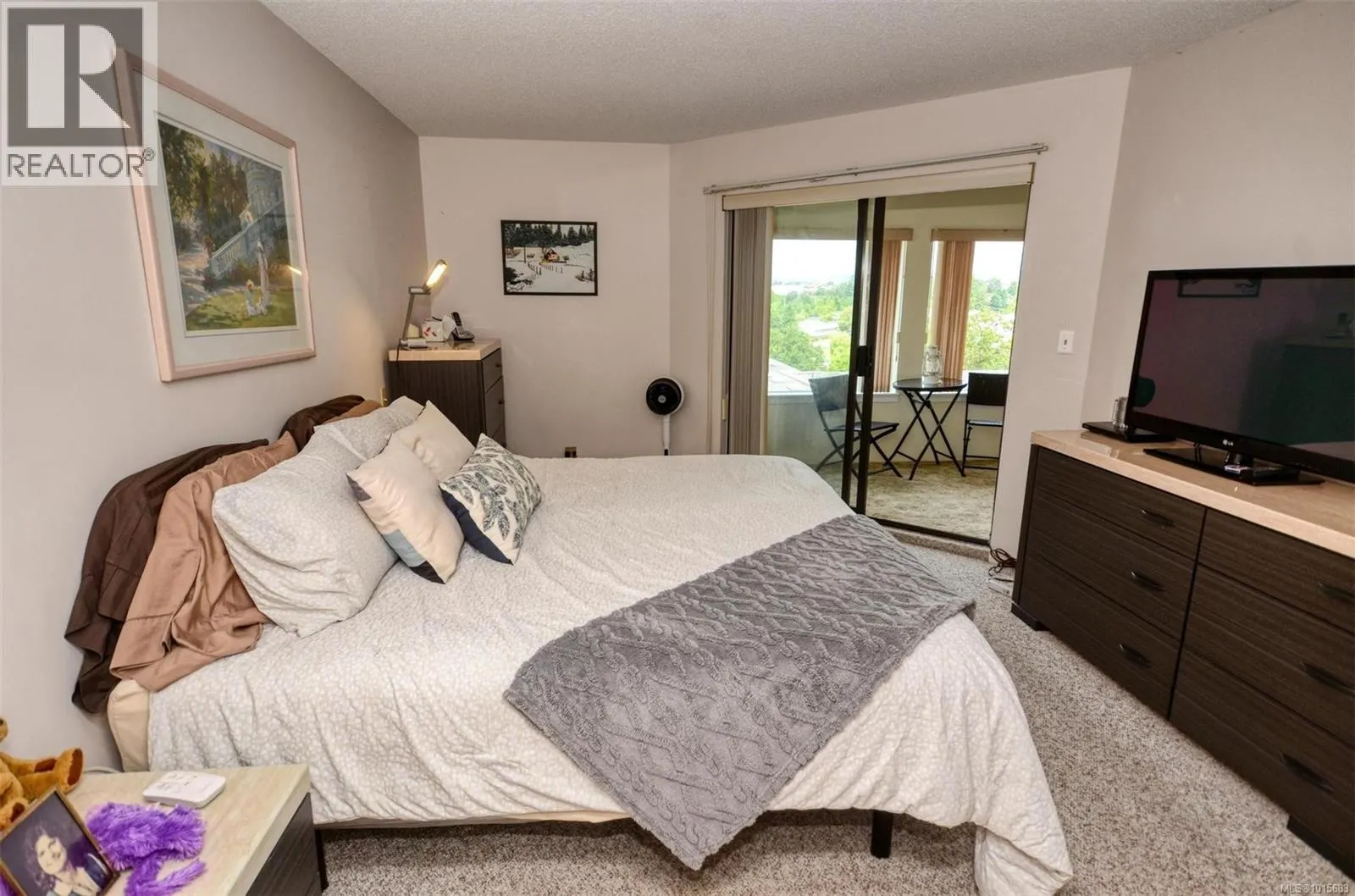 408 3260 Quadra St