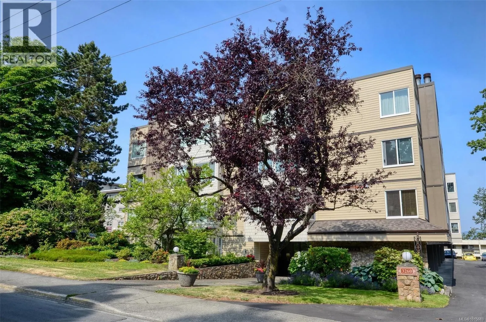 408 3260 Quadra St