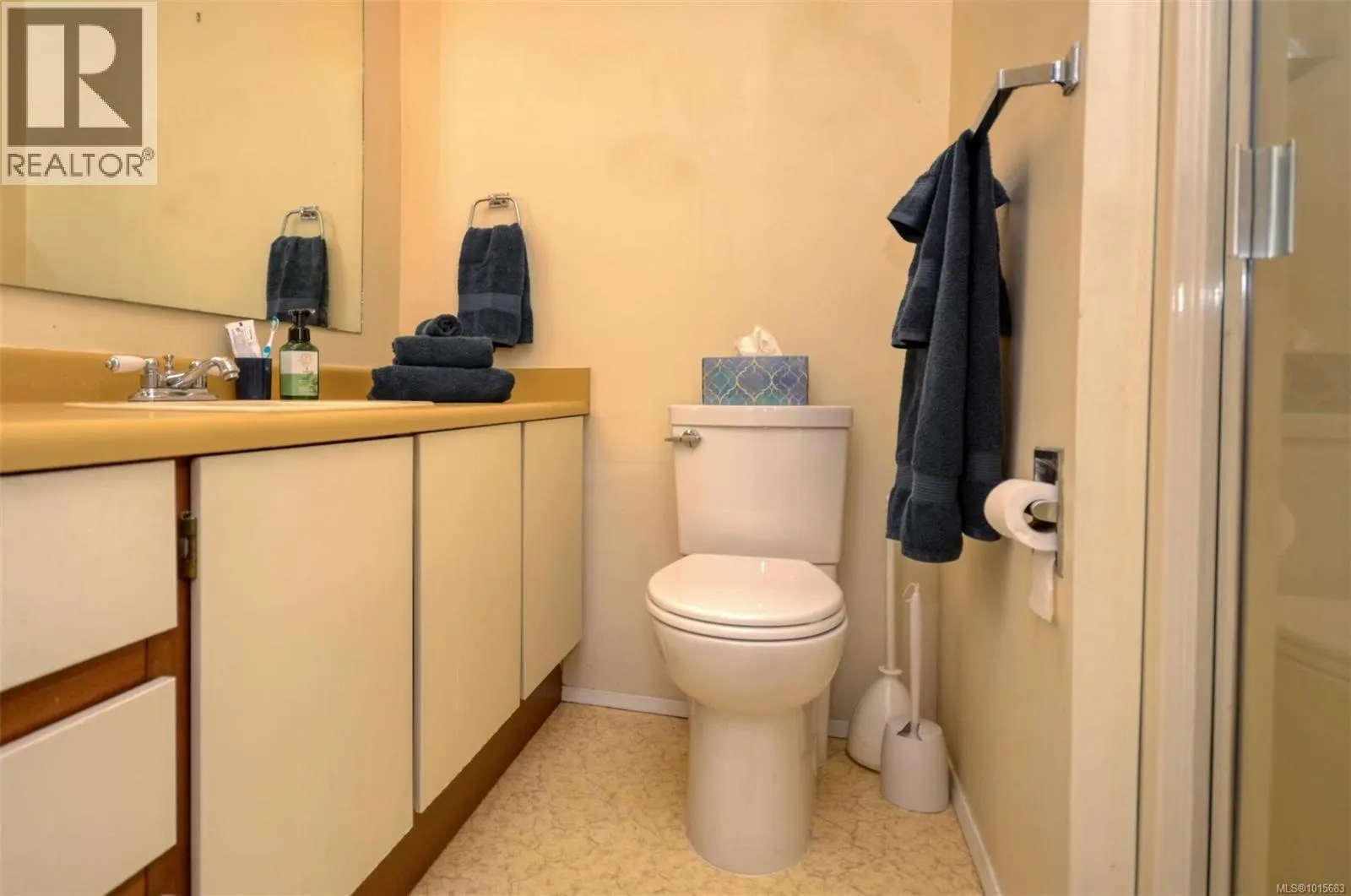 408 3260 Quadra St