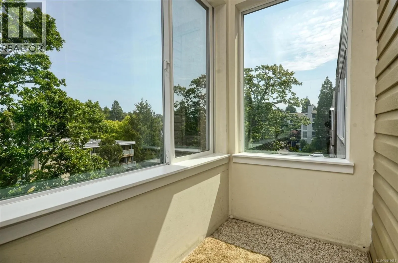 408 3260 Quadra St