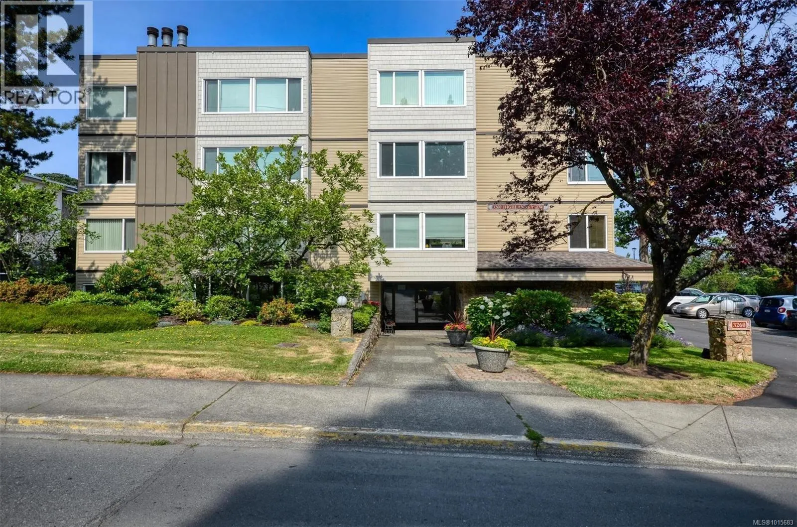 408 3260 Quadra St