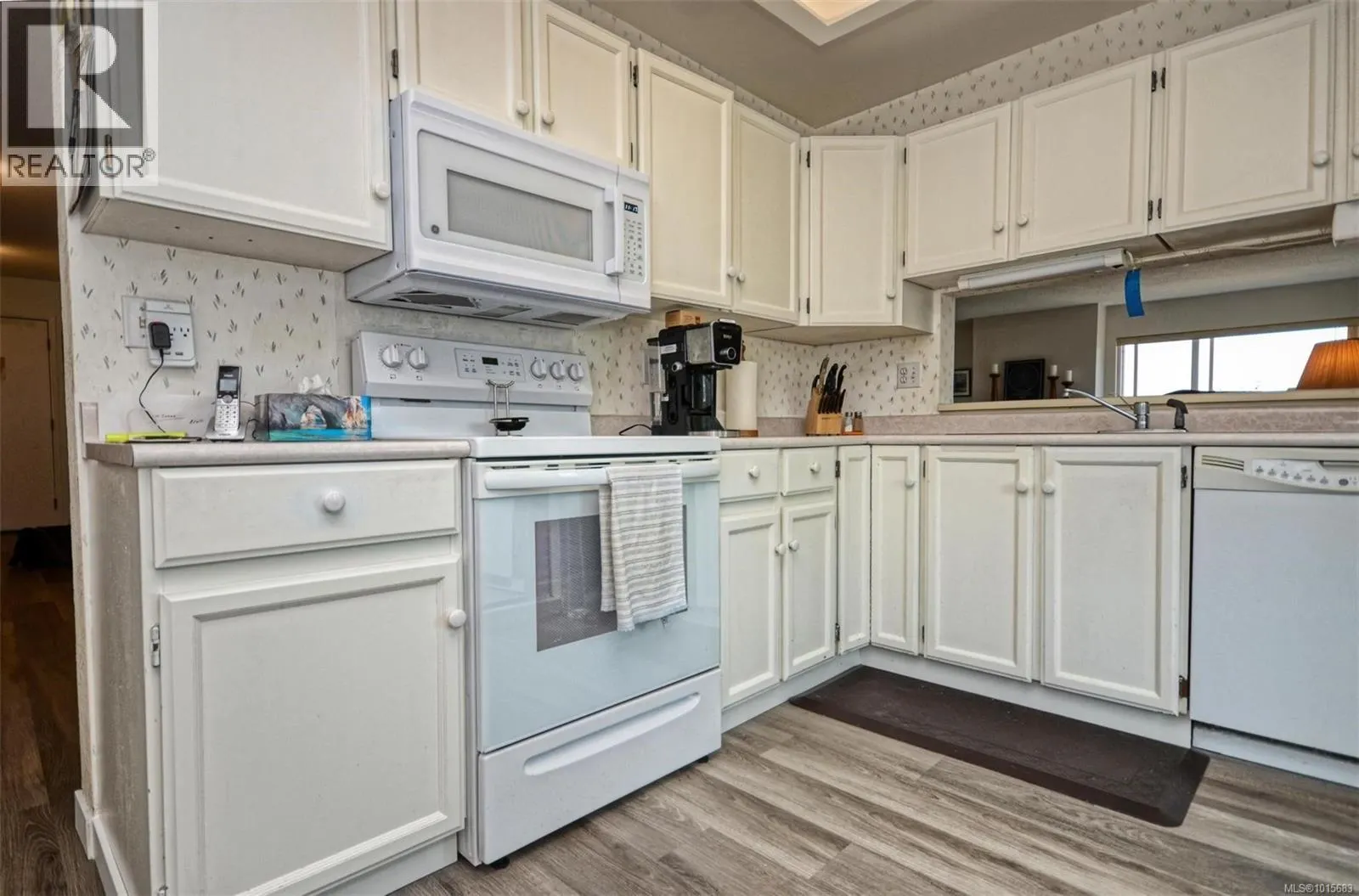 408 3260 Quadra St