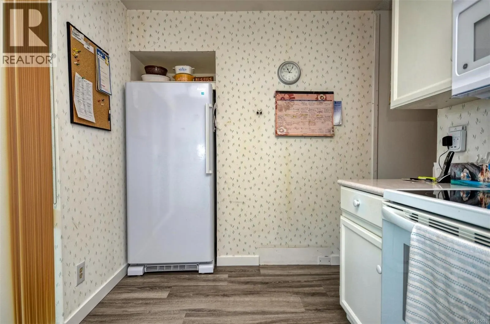 408 3260 Quadra St