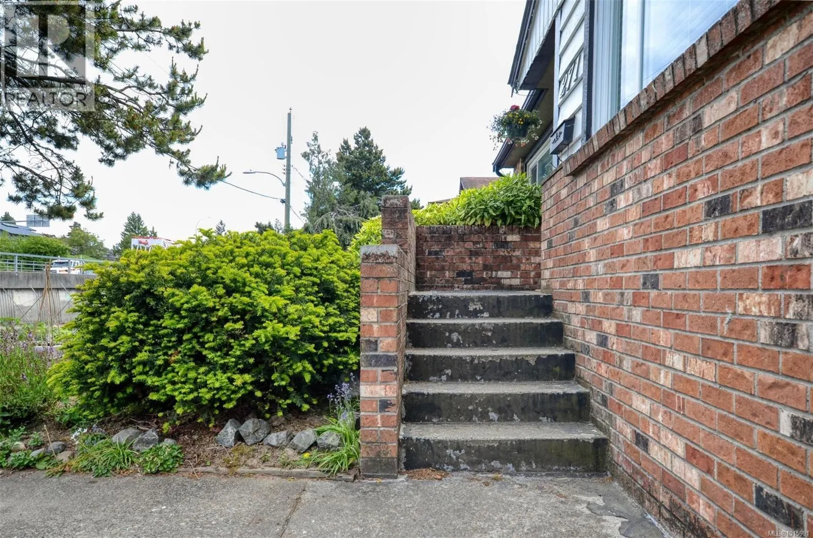 271 Battleford Ave