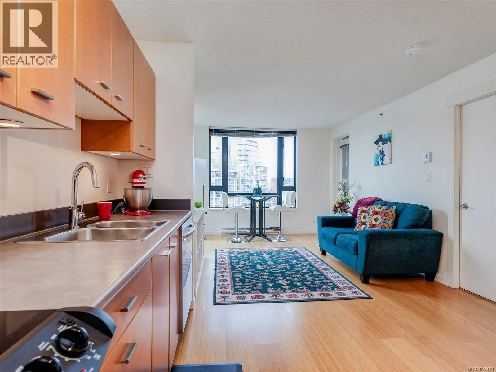 1010 751 Fairfield Rd