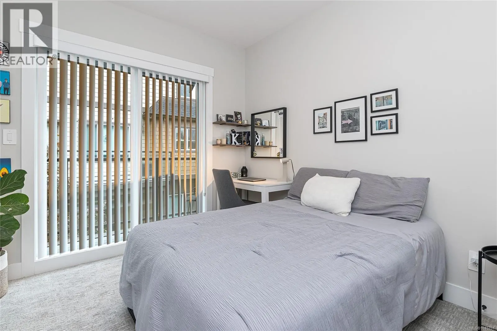 1142 Moonstone Loop