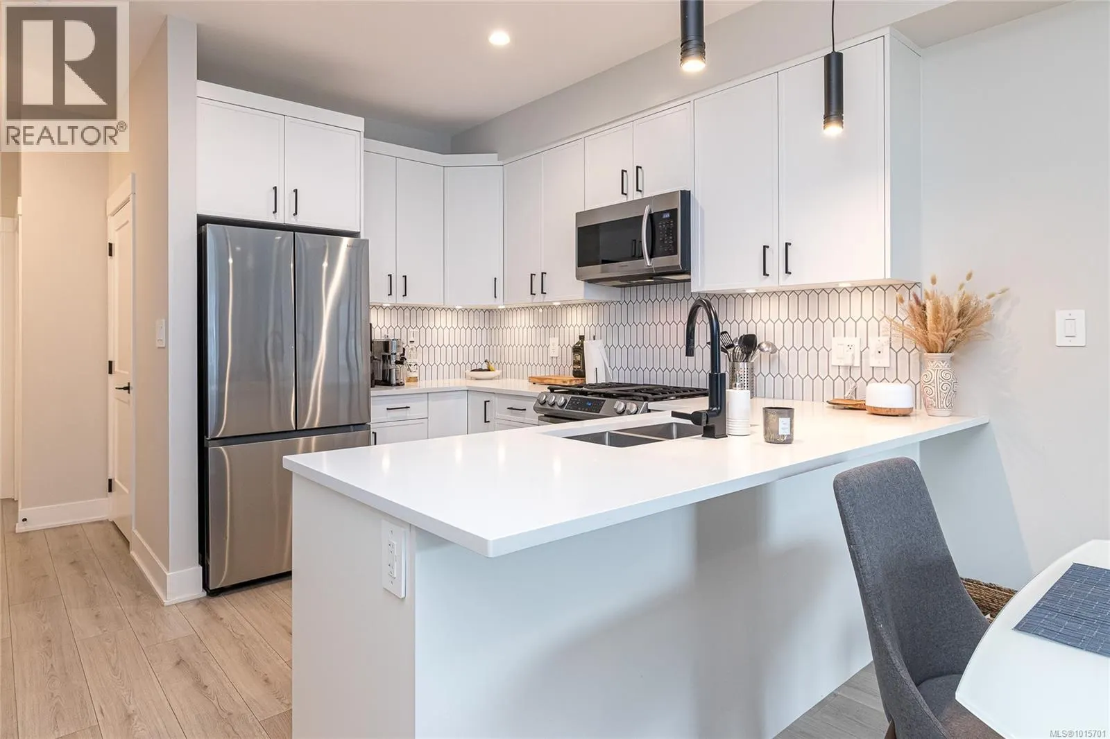 1142 Moonstone Loop