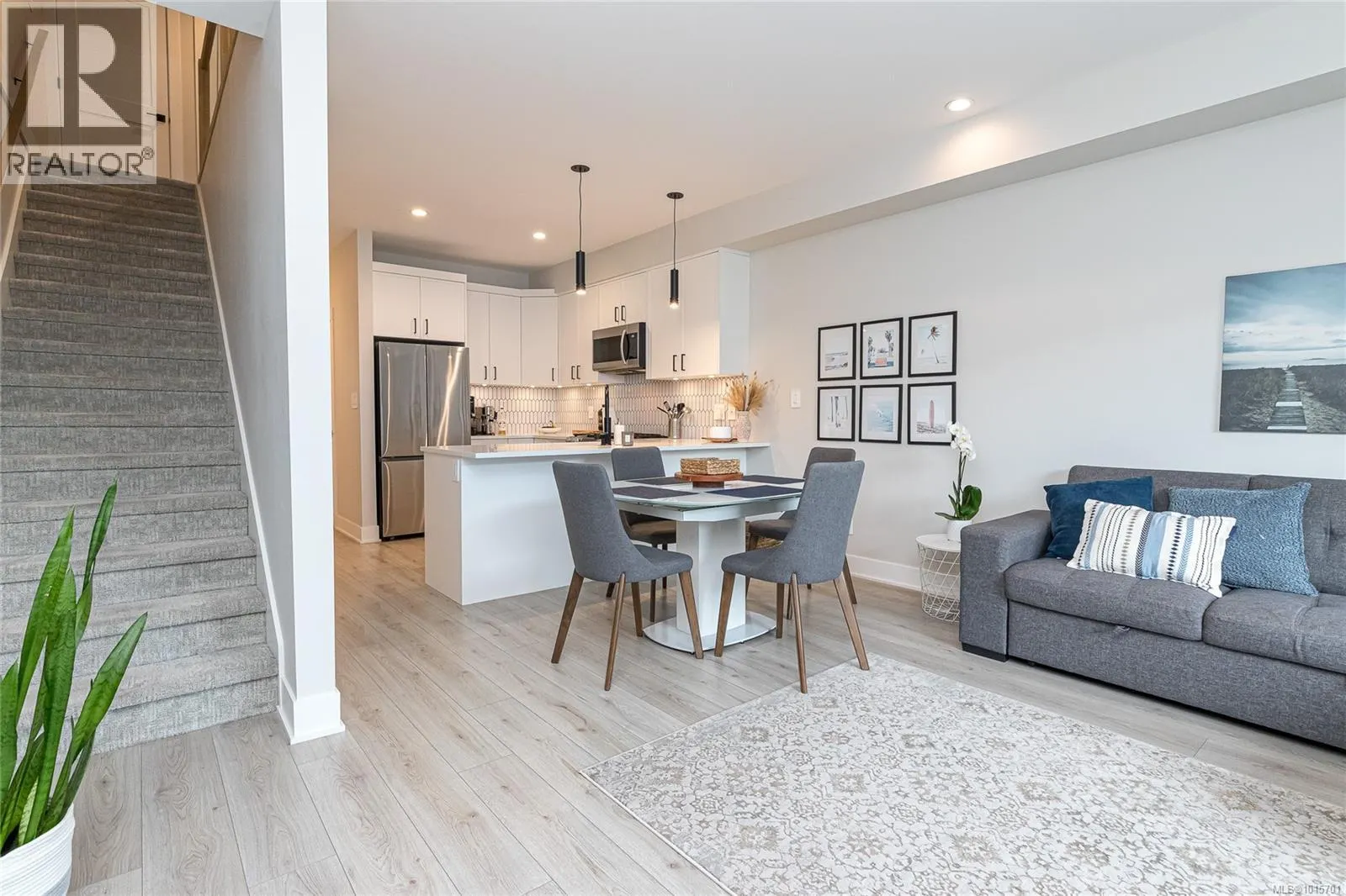 1142 Moonstone Loop