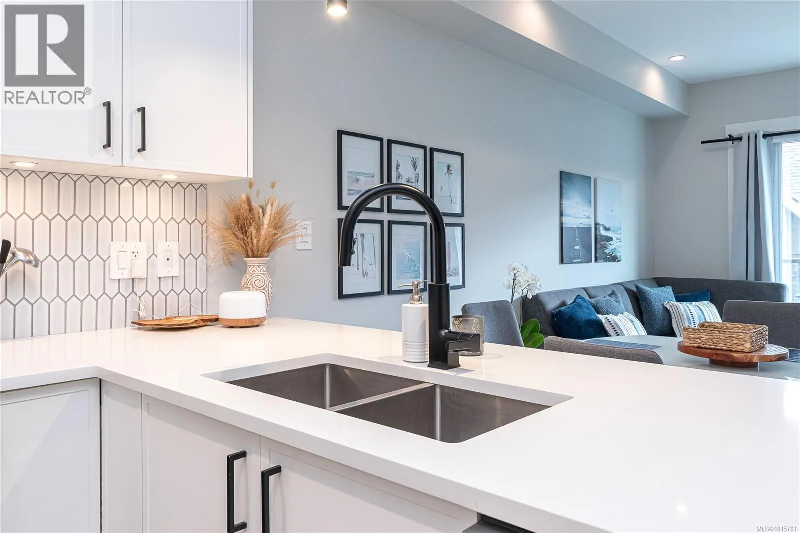 1142 Moonstone Loop