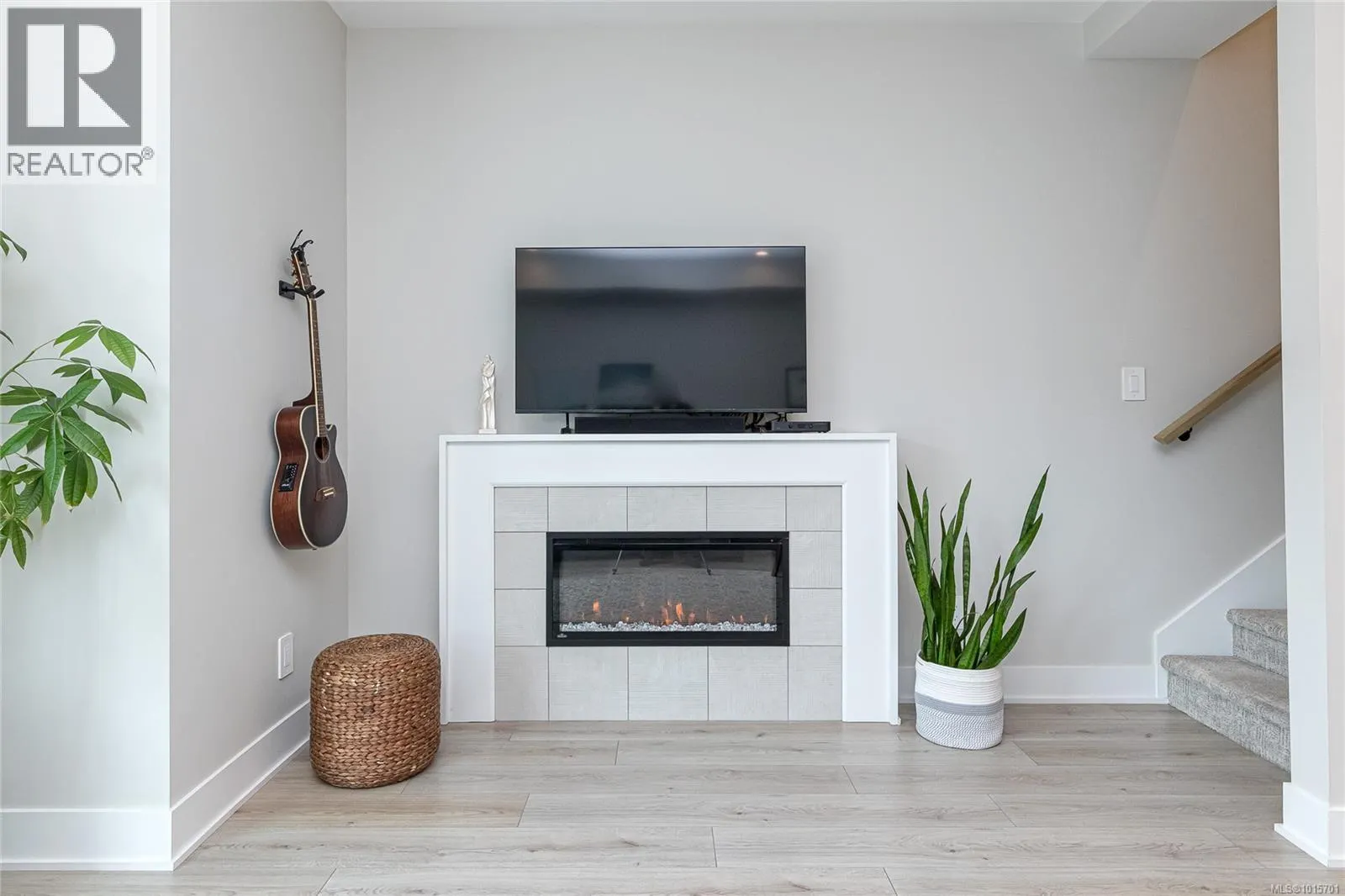 1142 Moonstone Loop