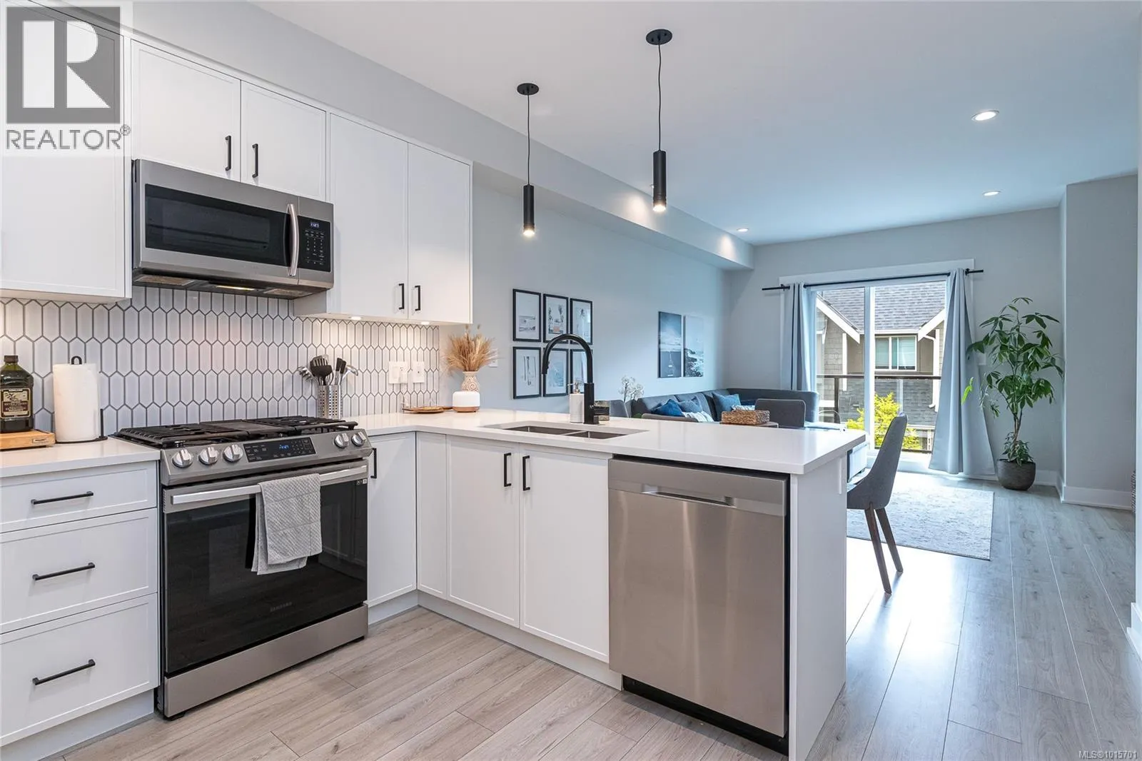 1142 Moonstone Loop