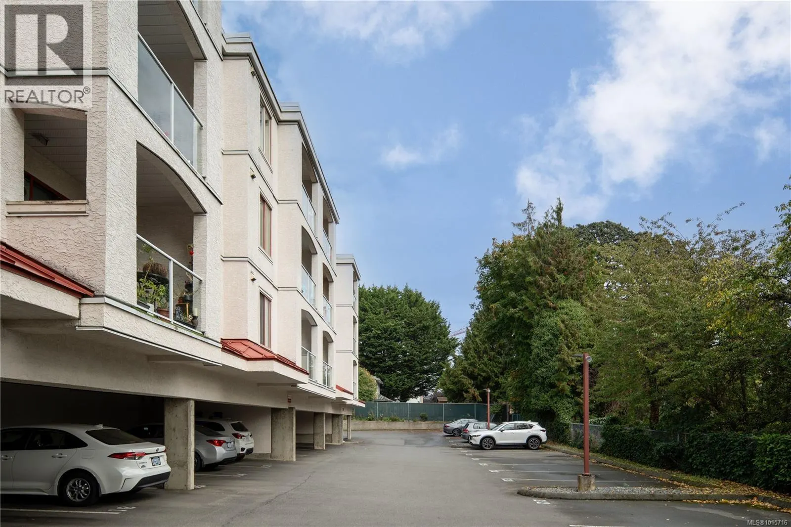 107 873 Esquimalt Rd