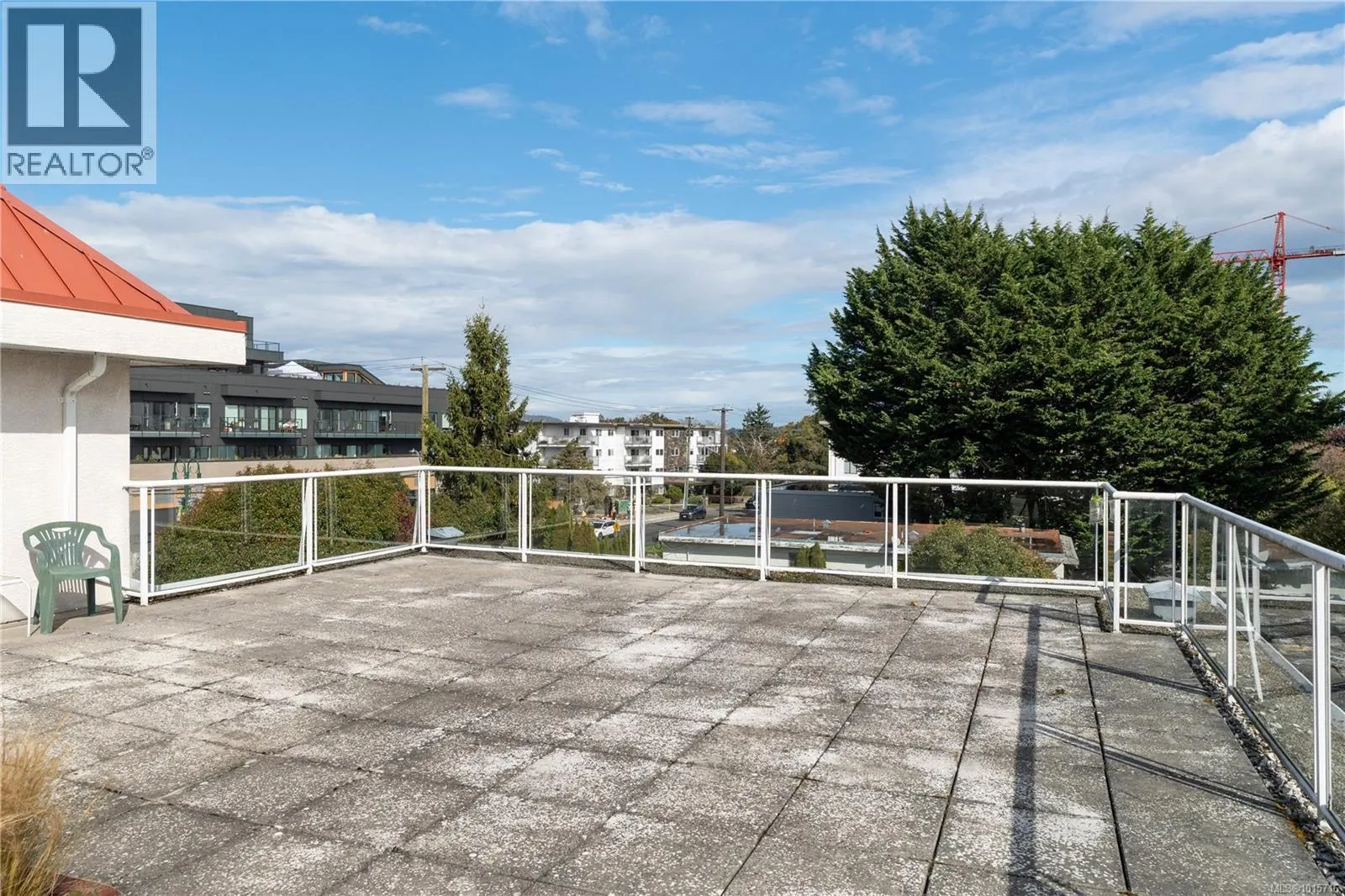 107 873 Esquimalt Rd