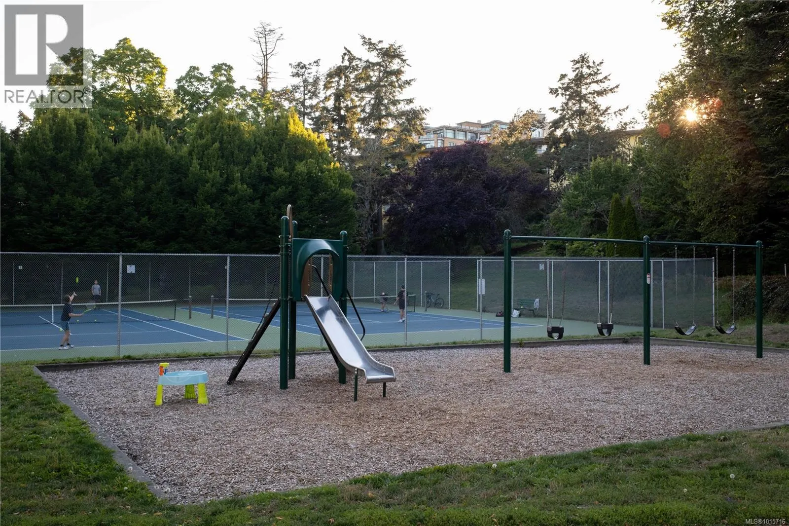 107 873 Esquimalt Rd
