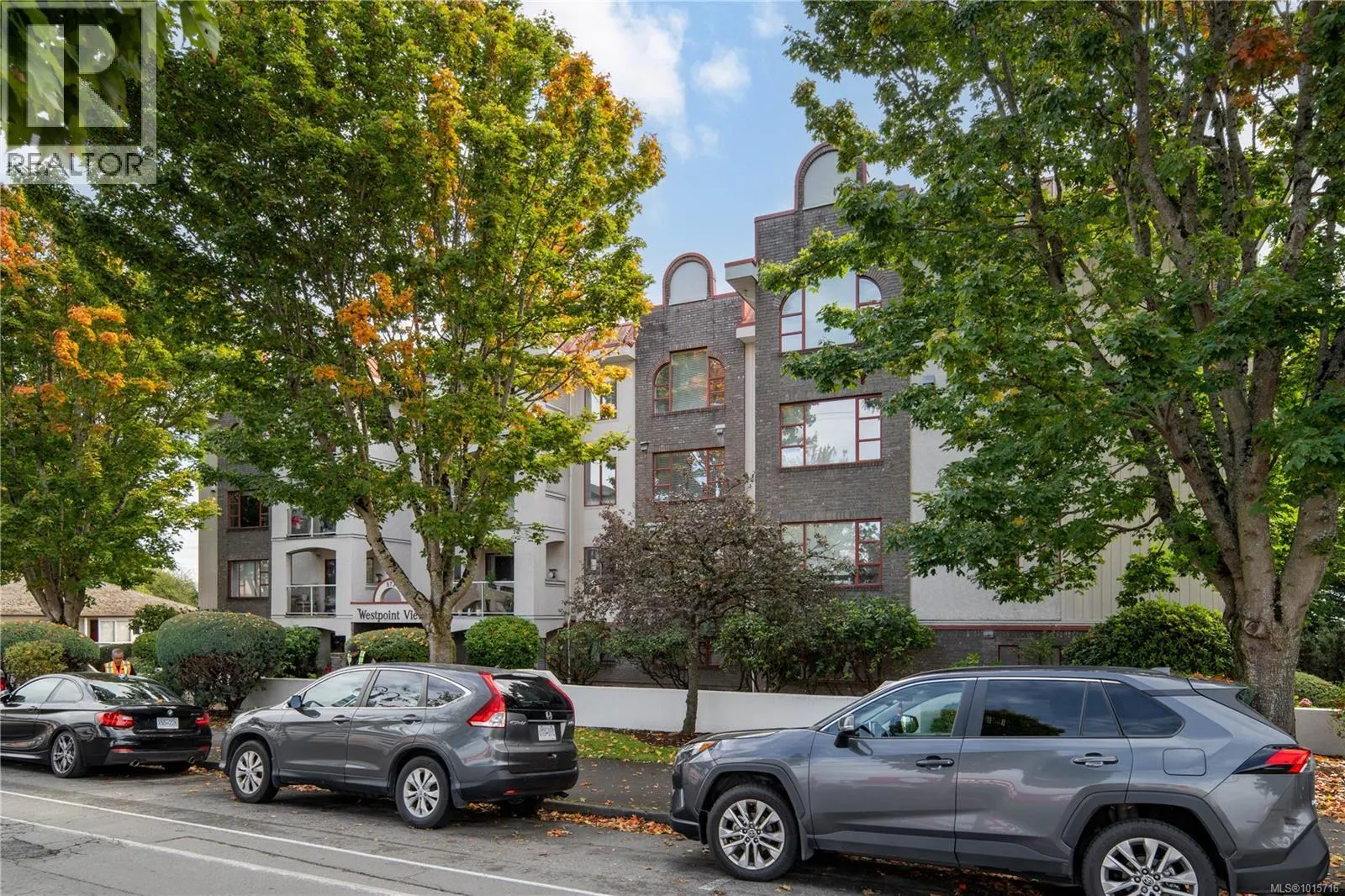 107 873 Esquimalt Rd