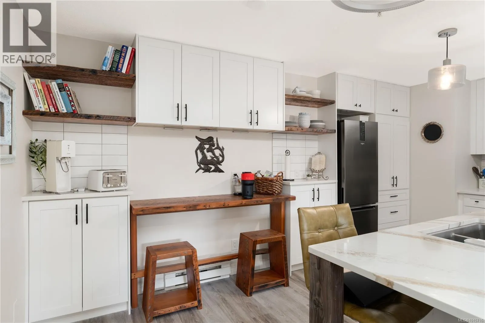 107 873 Esquimalt Rd
