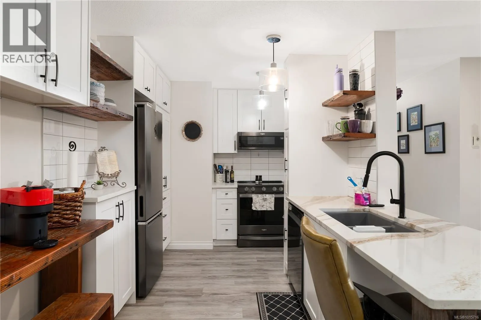 107 873 Esquimalt Rd