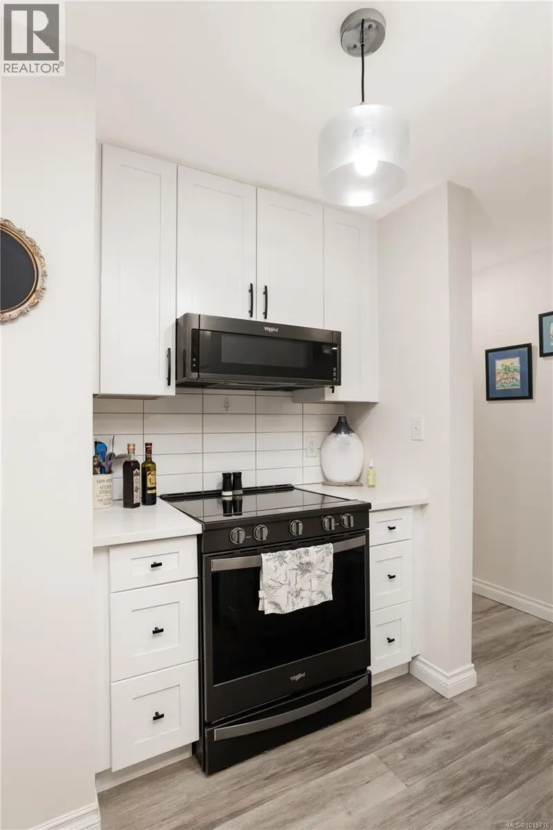107 873 Esquimalt Rd