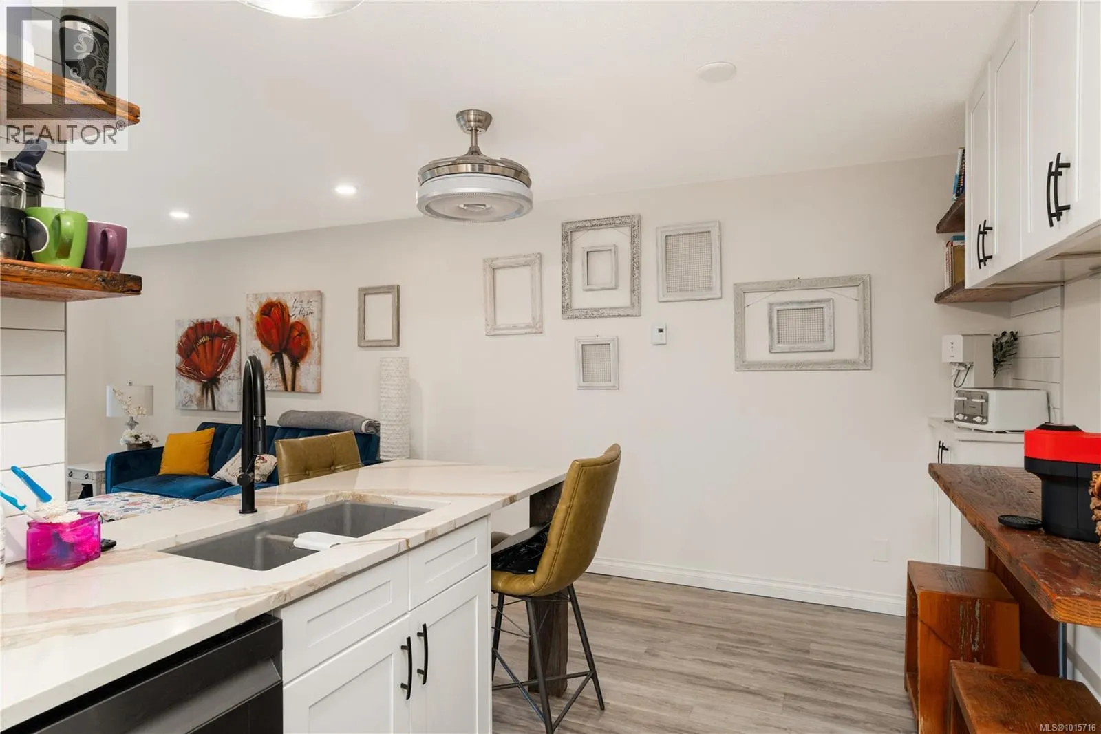 107 873 Esquimalt Rd