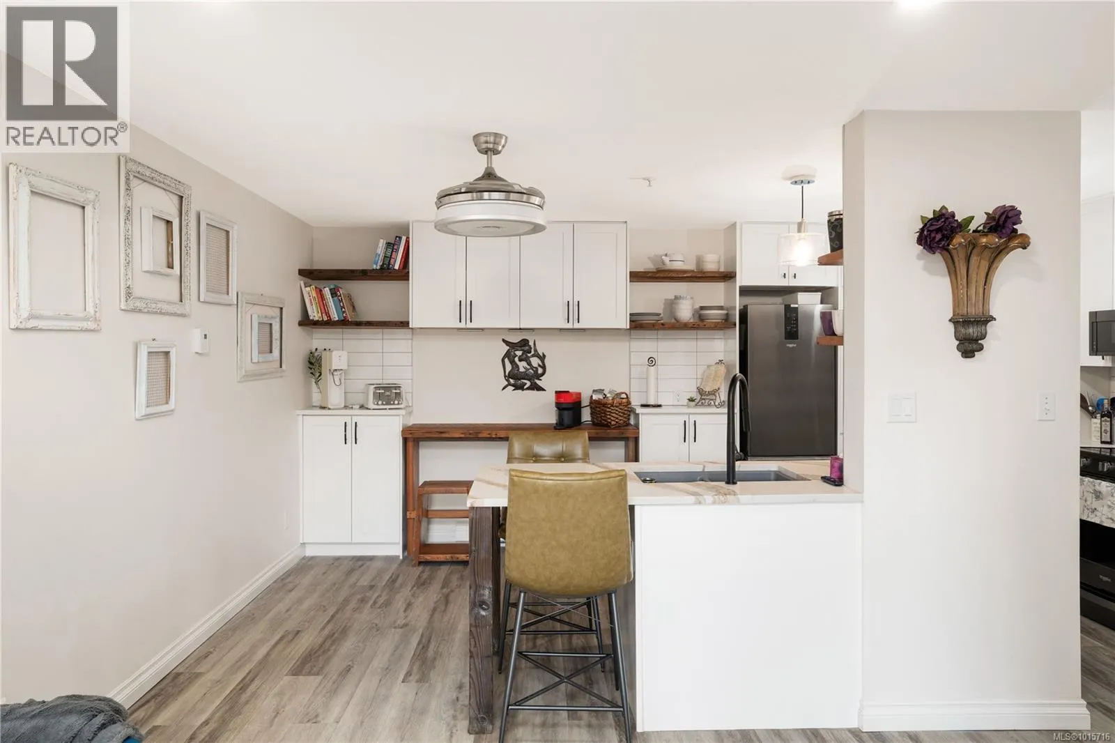 107 873 Esquimalt Rd