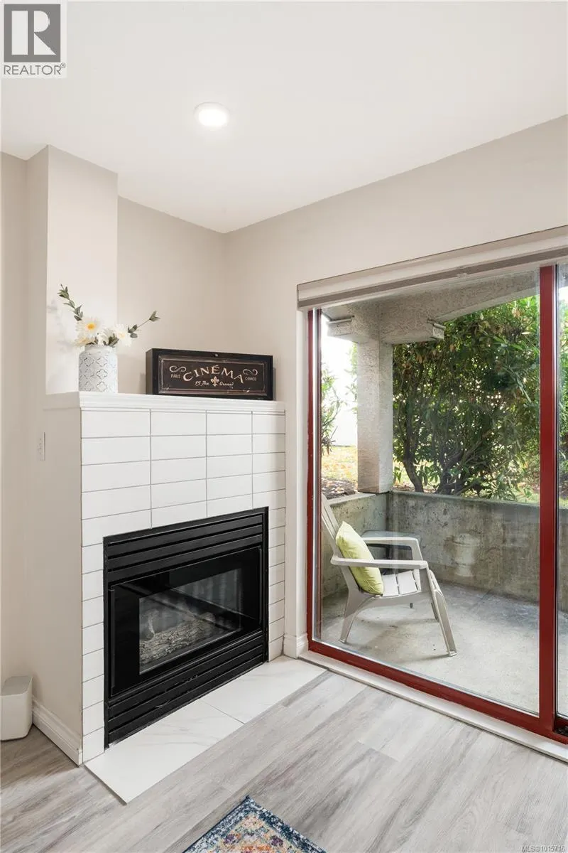 107 873 Esquimalt Rd
