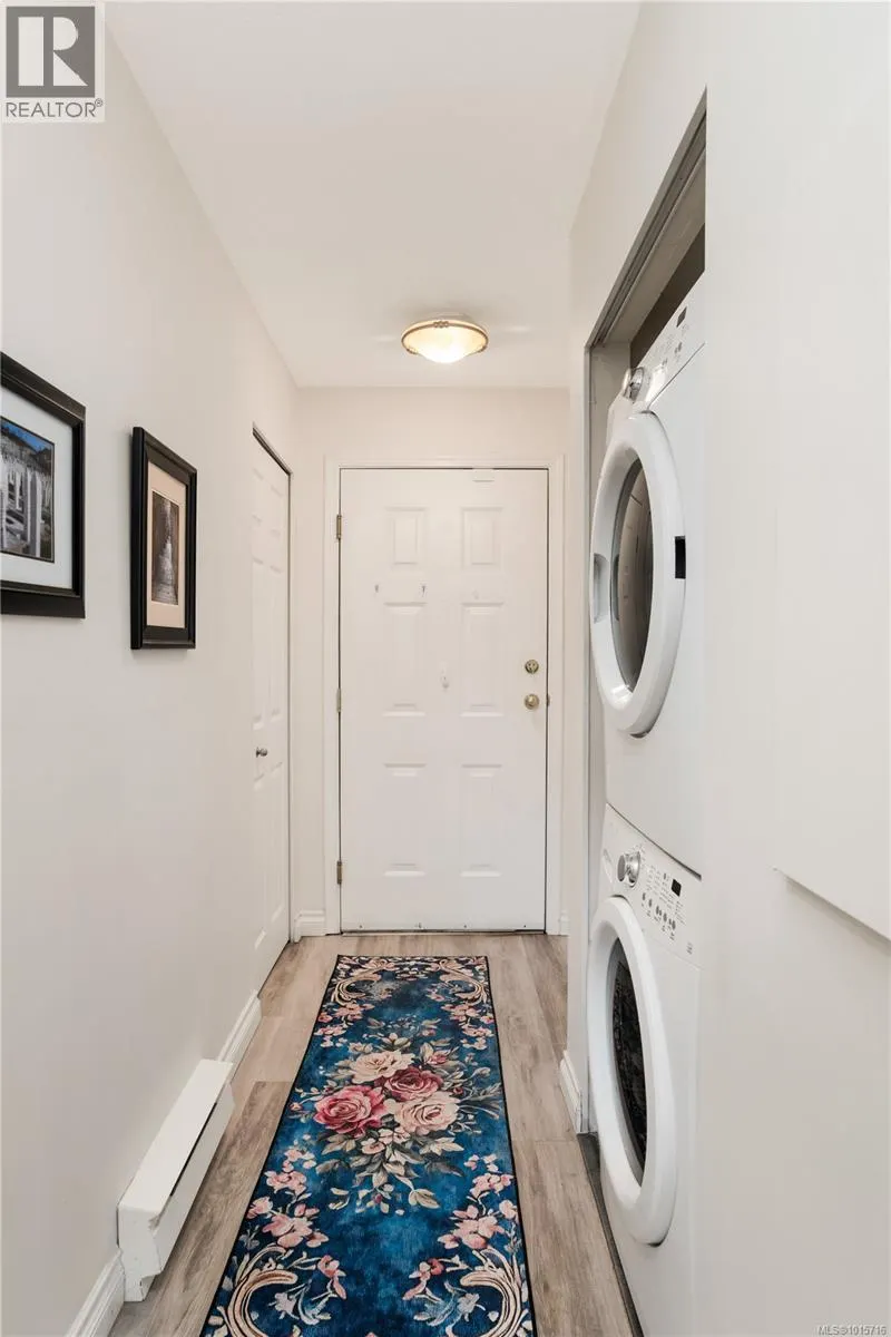 107 873 Esquimalt Rd