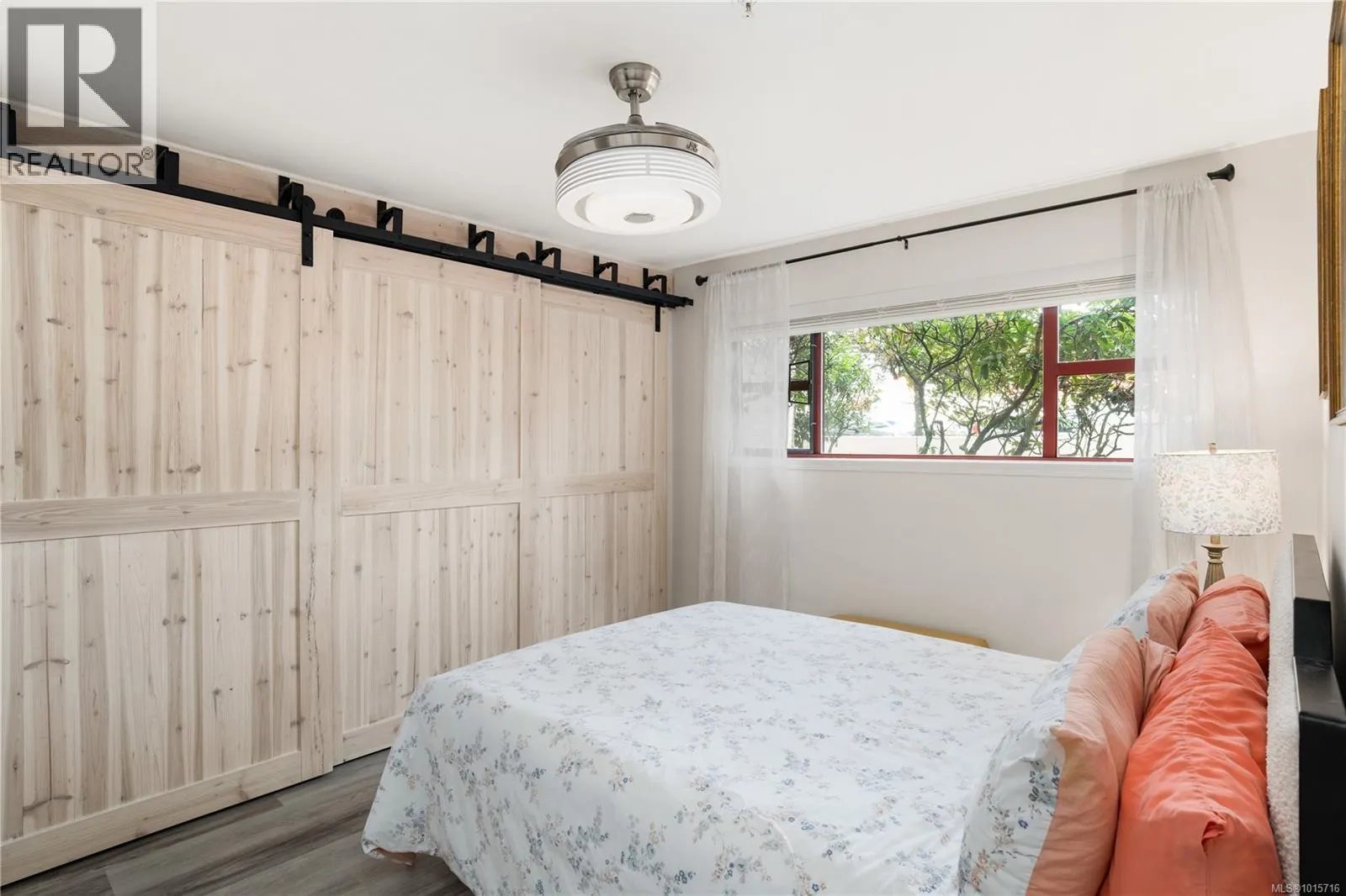 107 873 Esquimalt Rd