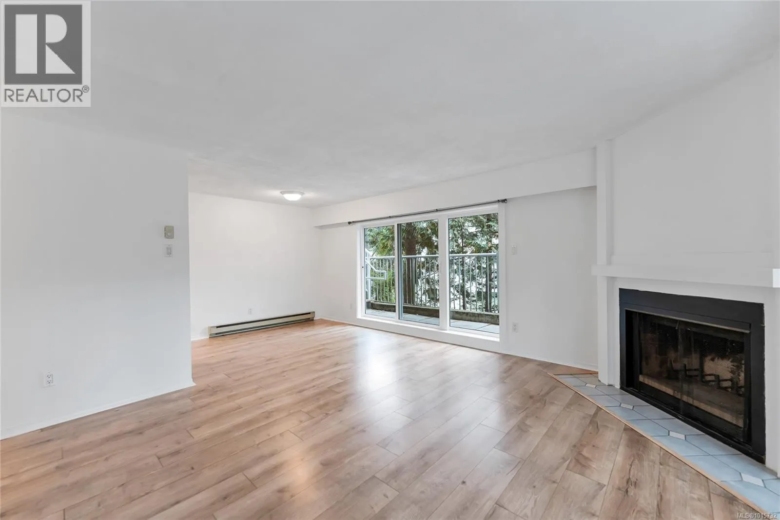 105 3277 Quadra St