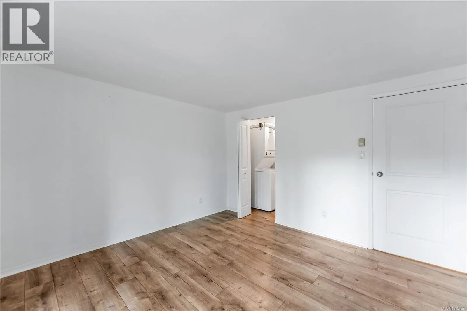 105 3277 Quadra St