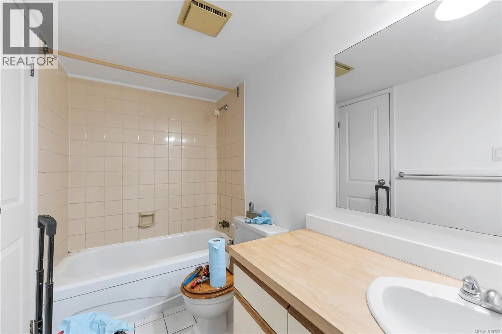 105 3277 Quadra St
