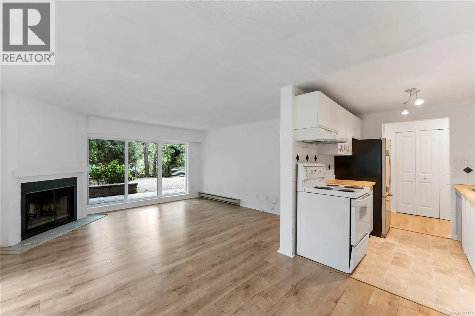 105 3277 Quadra St