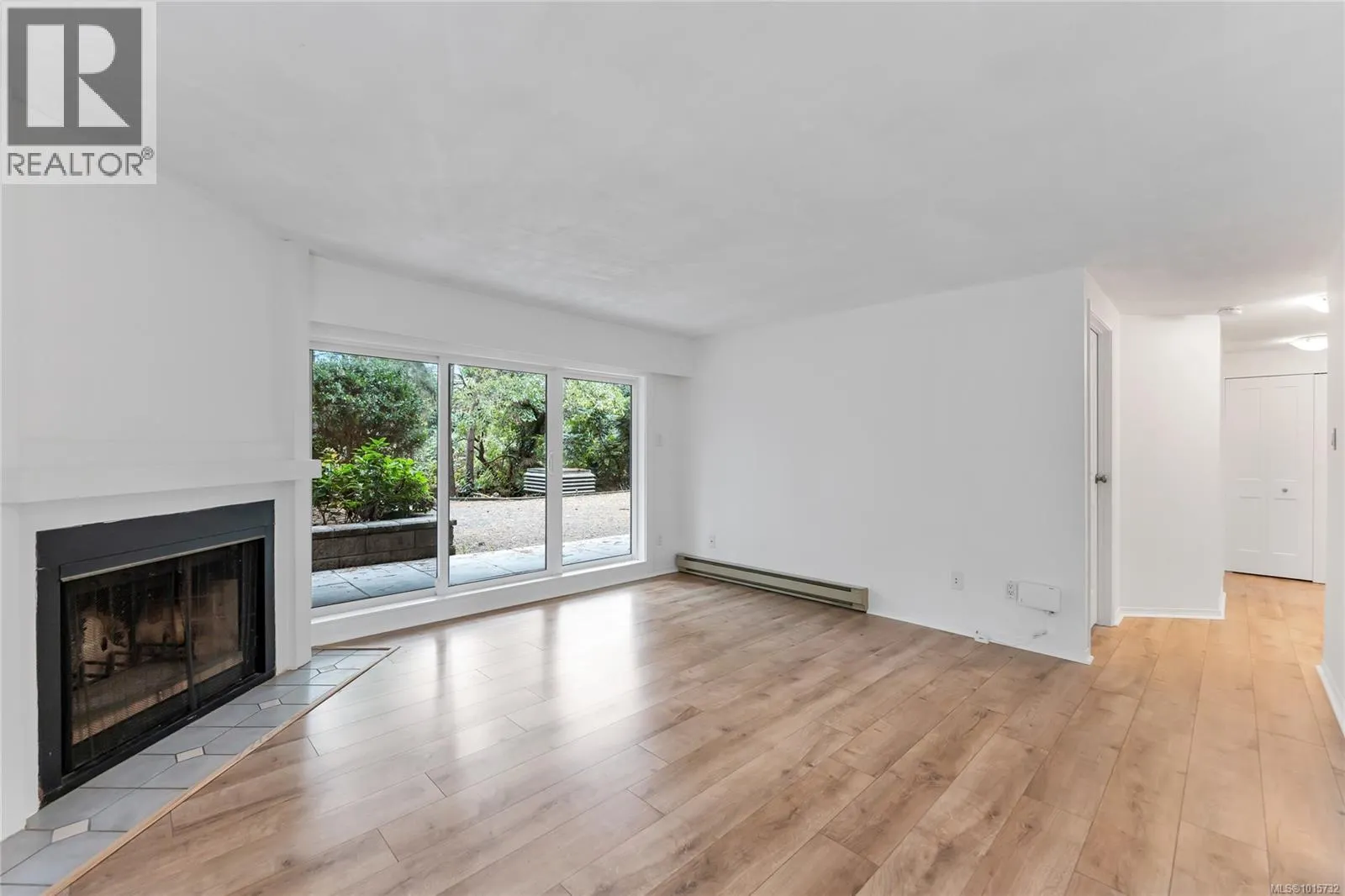 105 3277 Quadra St
