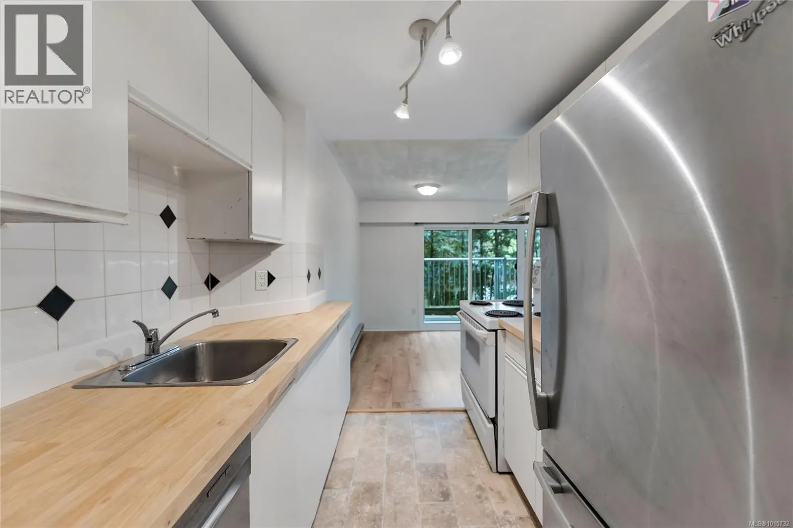 105 3277 Quadra St