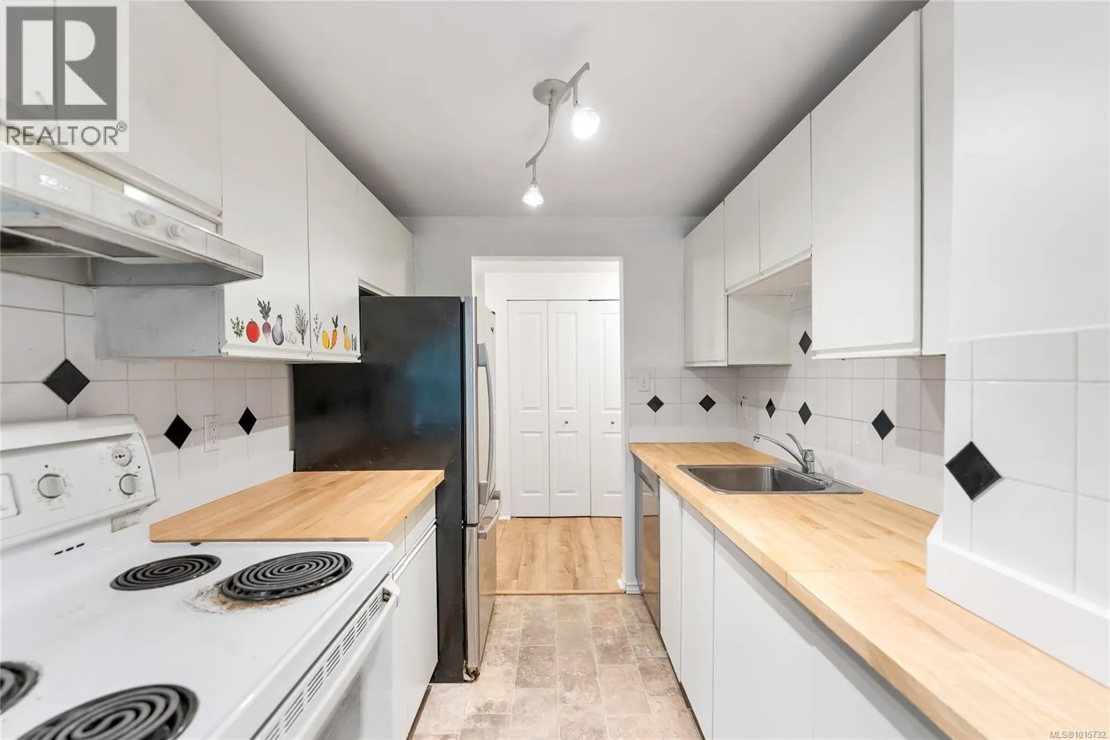 105 3277 Quadra St