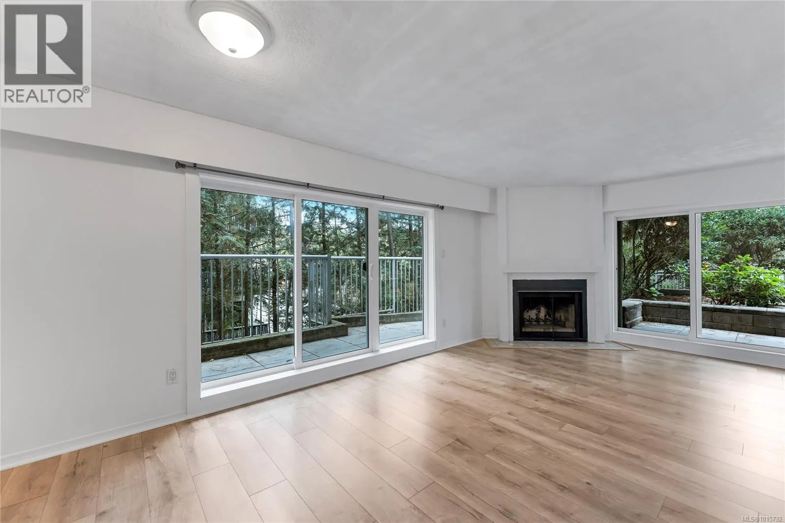 105 3277 Quadra St