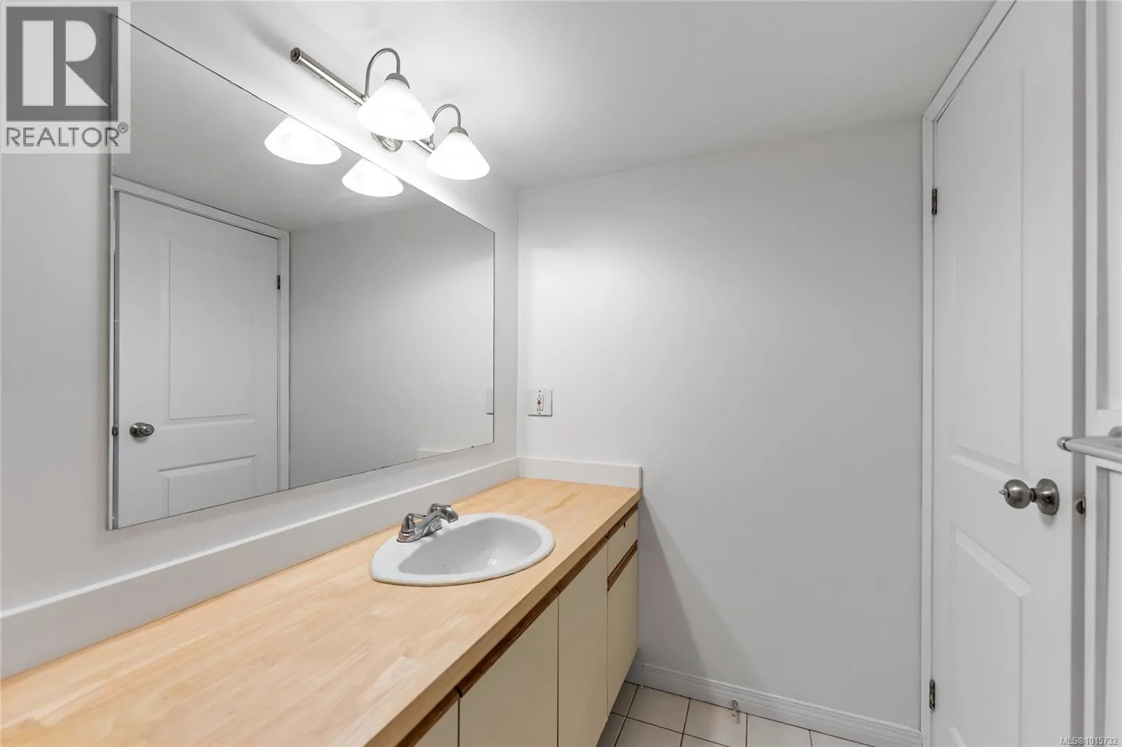 105 3277 Quadra St