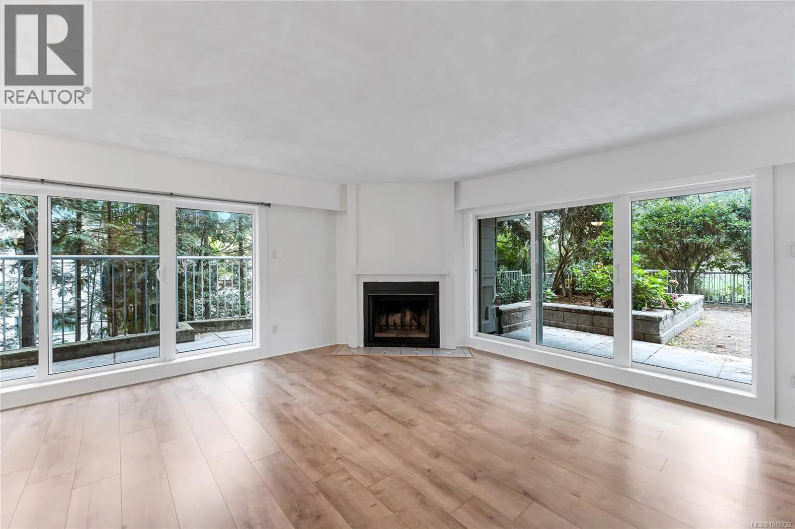105 3277 Quadra St
