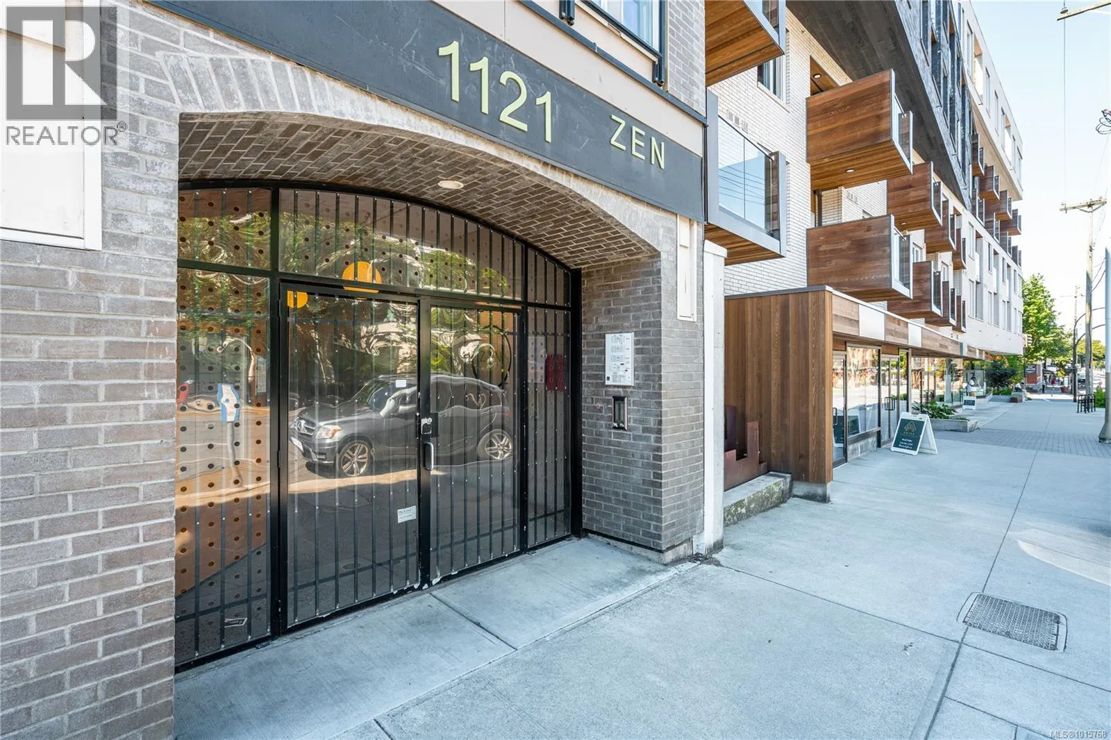 203 1121 Fort St