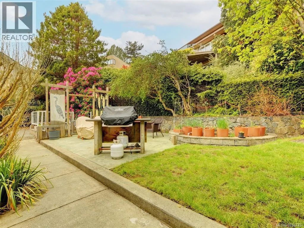 2559 Bermuda Pl W