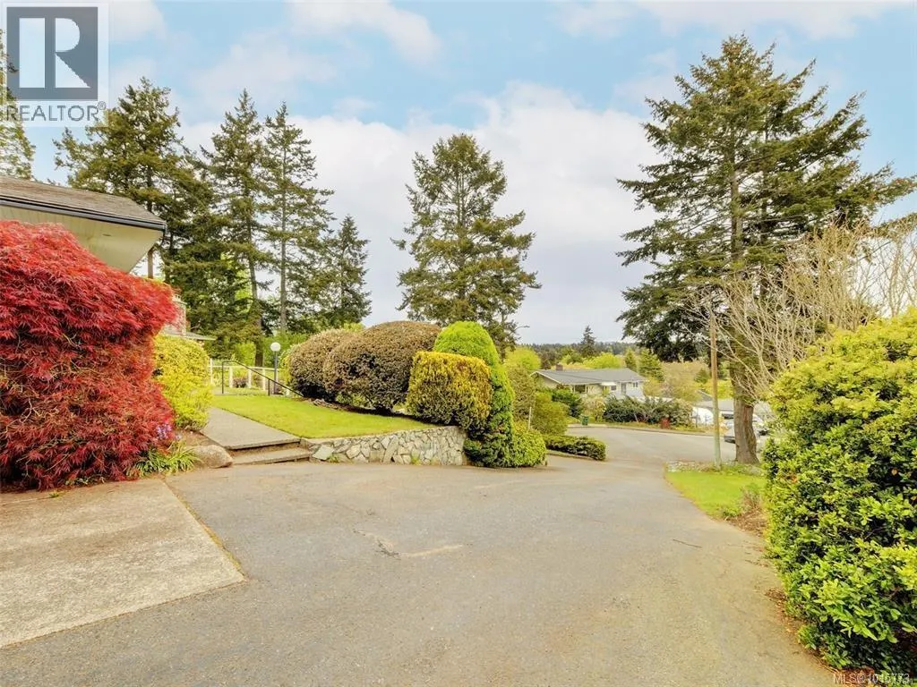 2559 Bermuda Pl W