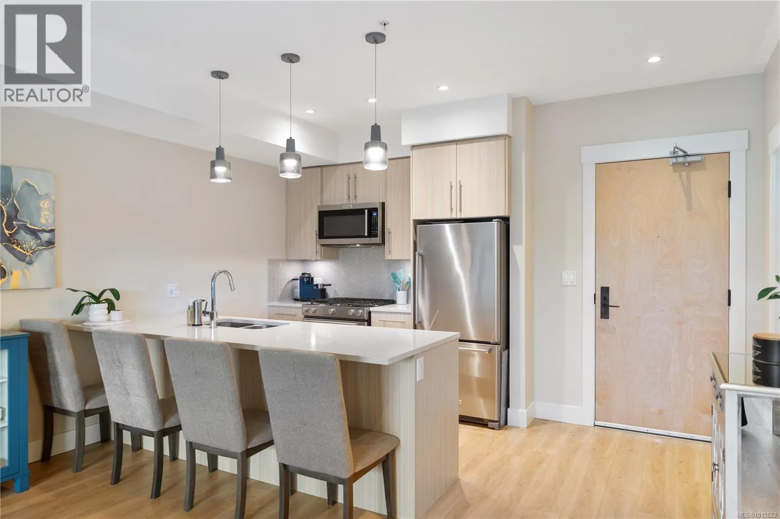 303 2500 Hackett Cres