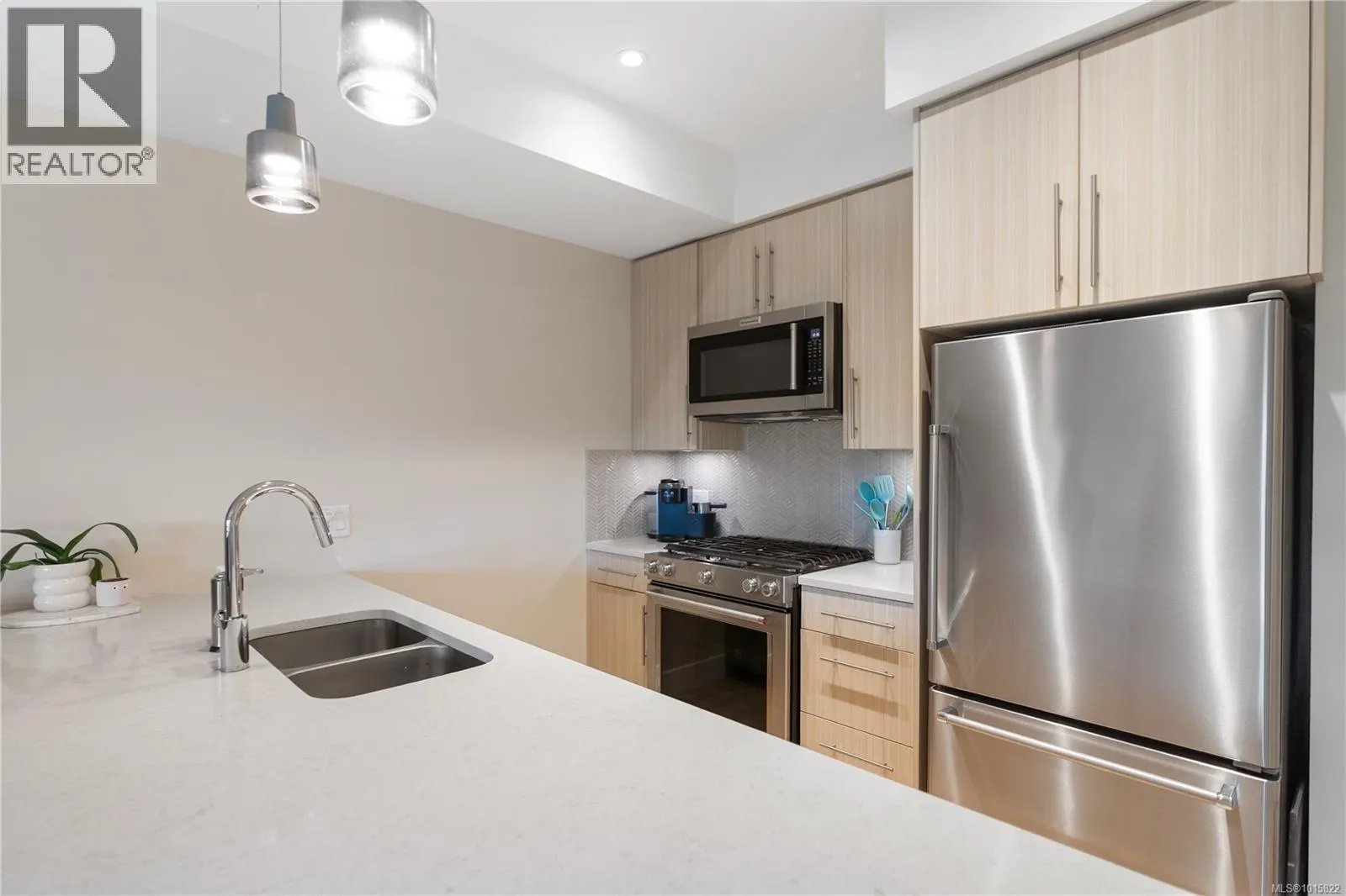 303 2500 Hackett Cres