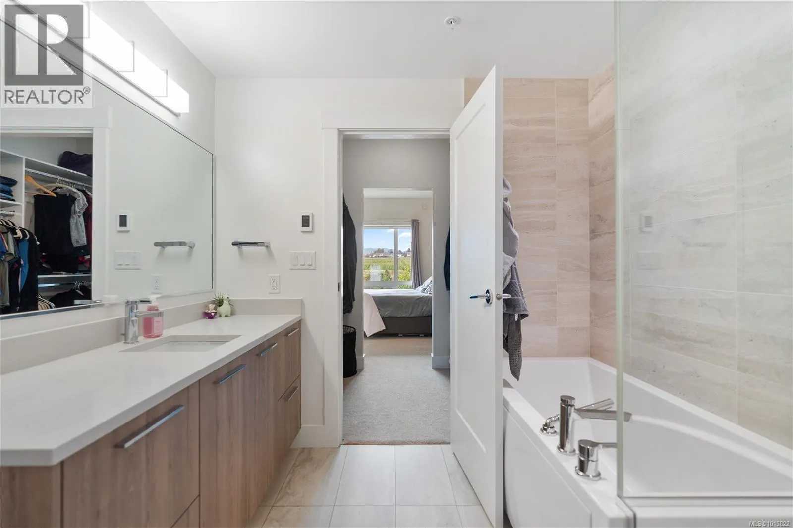 303 2500 Hackett Cres