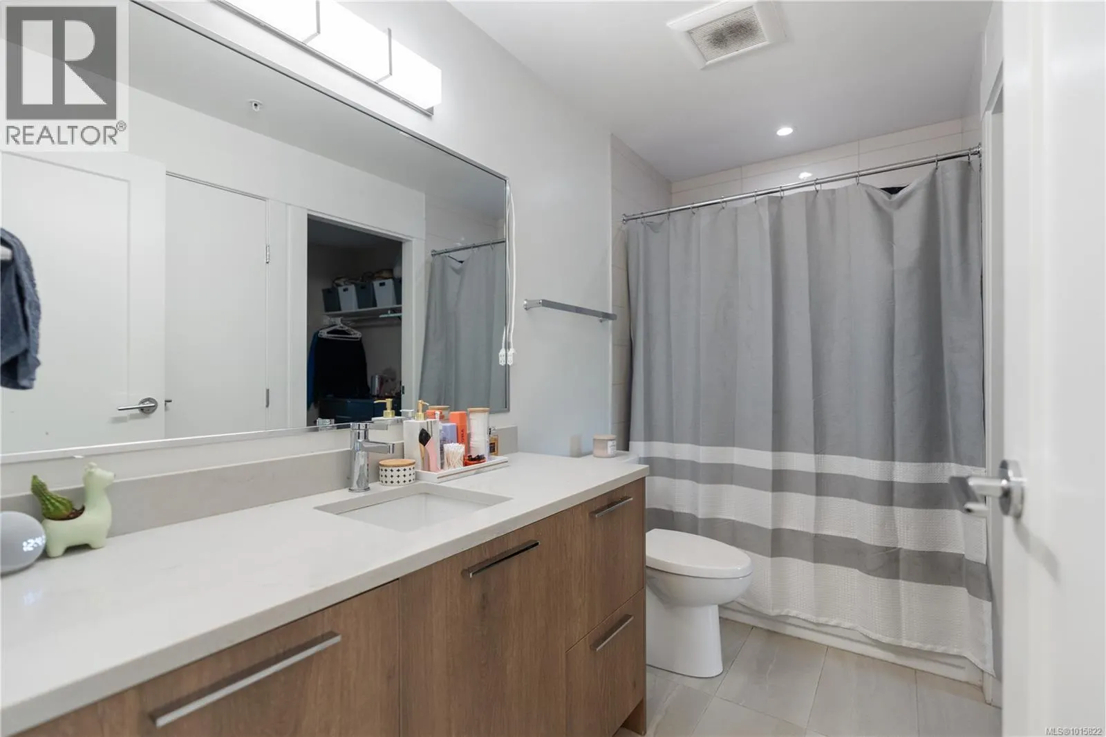 303 2500 Hackett Cres