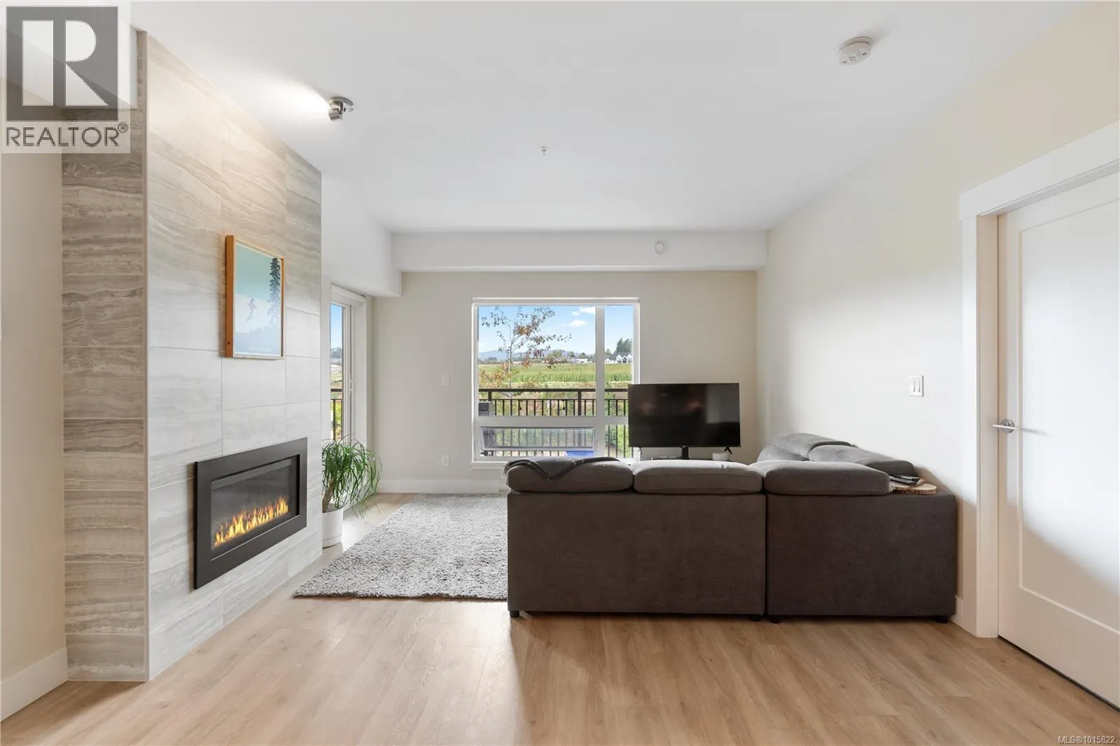 303 2500 Hackett Cres
